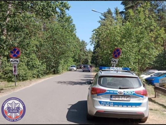 Tu się nie parkuje! Policja ostrzega i przypomina zasady pobytu nad wodą