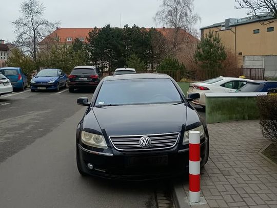 Tu się nie parkuje! - przypomina Czytelnik