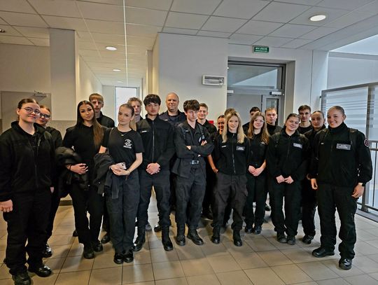 Uczniowie klas policyjnych odwiedzili oławską komendę