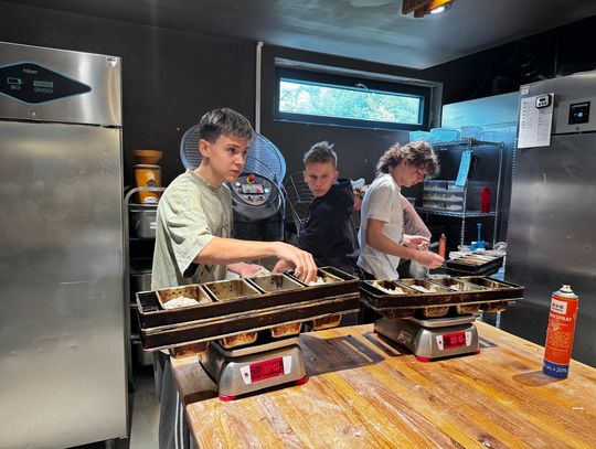 Uczniowie w piekarni "Plon" Uczniowie w piekarni "Plon"