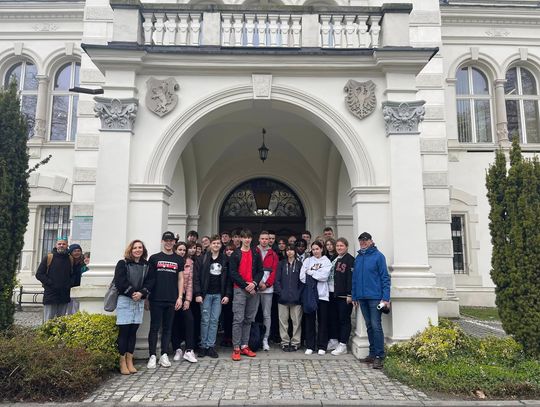 Uczniowie z czterech krajów zwiedzali pałac w J-L