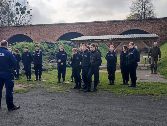 Strzelali z AK 47 i shotguna. Uczniowie z Oławy trenują na strzelnicy