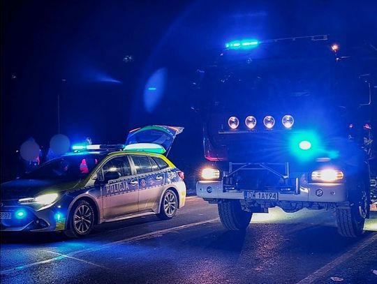 Uderzył w wał przeciwpowodziowy i dachował Uderzył w wał przeciwpowodziowy i dachował