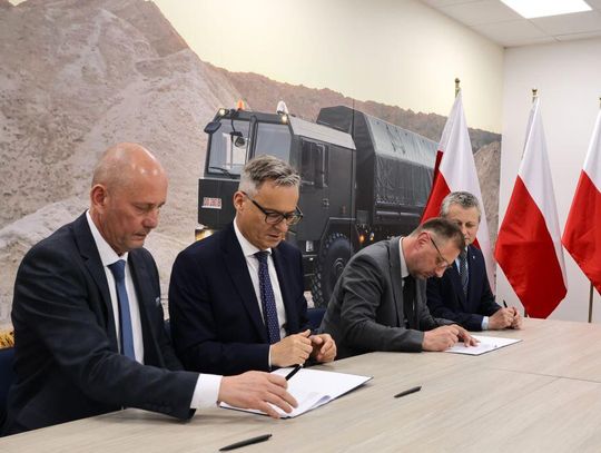 Umowa spółki "Jelcz" z Bankiem Gospodarstwa Krajowego. Chodzi o 200 mln