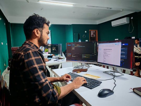 Umowa z programistą B2B – jak zabezpieczyć prawa do kodu i interesy firmy?