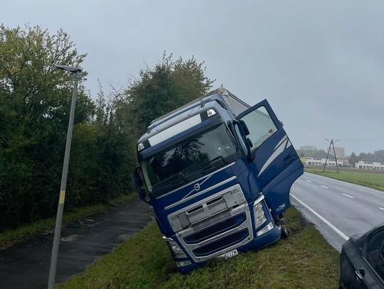 Utrudnienia na Oleśnickiej, tir w rowie
