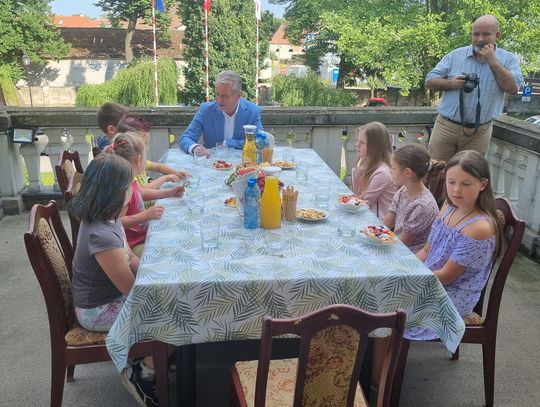 W nagrodę dzieci zjadły podwieczorek z burmistrzem