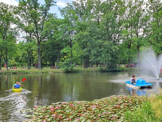 W parku przy PKP w Oławie można popływać kajakiem i rowerem wodnym