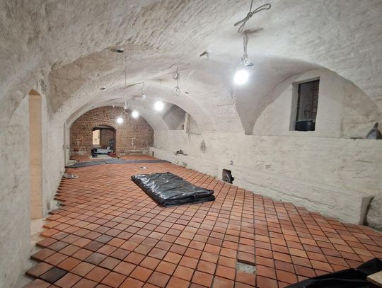 W piwnicach ratusza montują płytki "klasztorne"