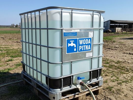 W tych wioskach są rozstawione pojemniki na wodę zdatną do spożycia
