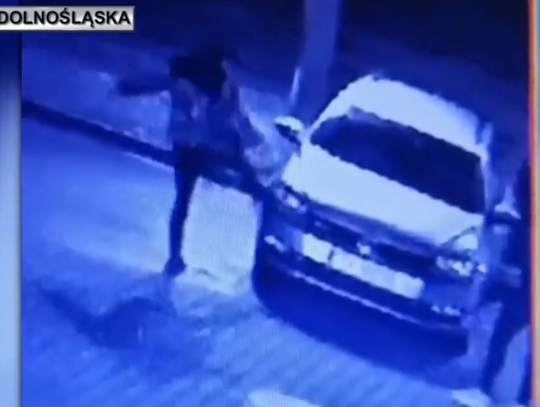 Wandale uszkodzili 17 samochodów. Zostali zatrzymani Wandale uszkodzili 17 samochodów. Zostali zatrzymani