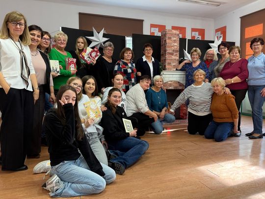 Warsztaty przy kominku: „Idą święta, więc o kartce pamiętam” Warsztaty przy kominku: „Idą święta, więc o kartce pamiętam”