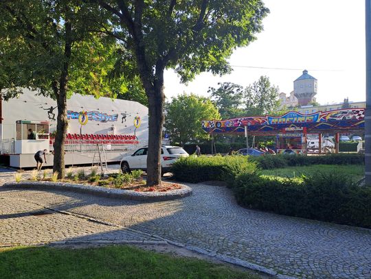 Wesołe Miasteczko prosto z Czech już się montuje