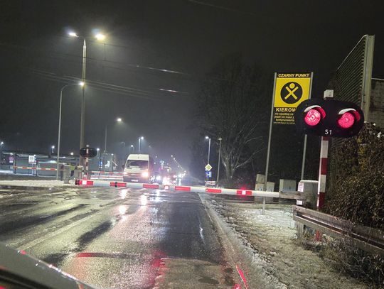 Wiadukt na Wiejskiej a przejście dla pieszych przez tory Wiadukt na Wiejskiej a przejście dla pieszych przez tory