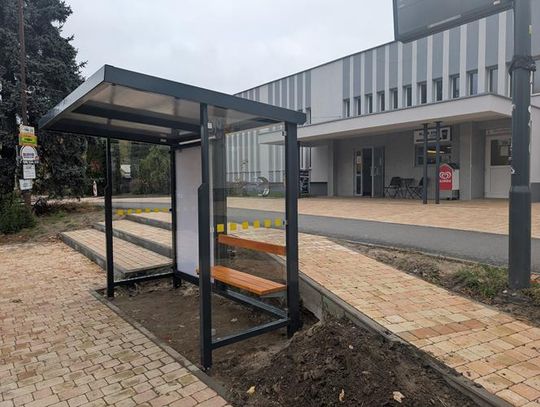 Wiata autobusowa na dworcu niby jest, ale... usiądą dwie osoby