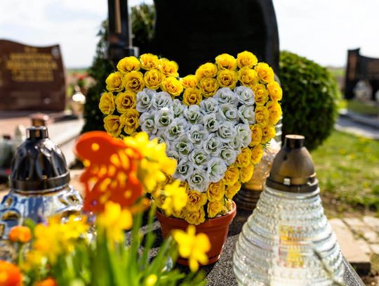 Wieczne piękno: Dlaczego sztuczne kwiaty z Zniczownia.pl to idealny wybór na wiosenny nagrobek?