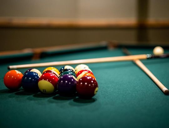 Wieczór ze znajomymi – bilard czy kręgle? Co wybrać?