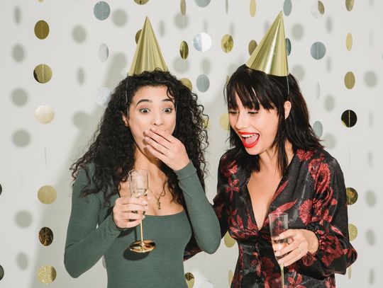 Wieczorowe i sylwestrowe sukienki z biżuteryjnymi aplikacjami