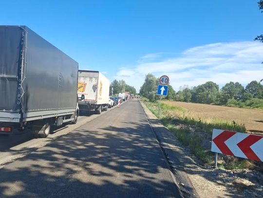 Wielki korek na drodze z Oławy do Janikowa. O co chodzi?