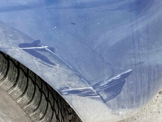 Właścicielka auta prosi sprawcę o kontakt. Na razie tylko prosi...