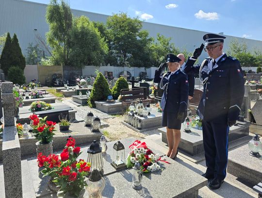 Wnuczka w mundurze przy grobie swojego dziadka - weterana