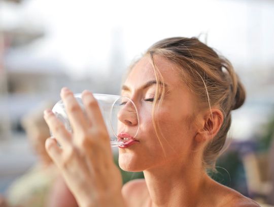 Woda gazowana – czy warto po nią sięgać na co dzień?