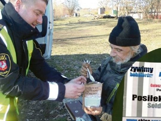 Wojskowa porcja dla bezdomnych. Strażnicy rozdają posiłki