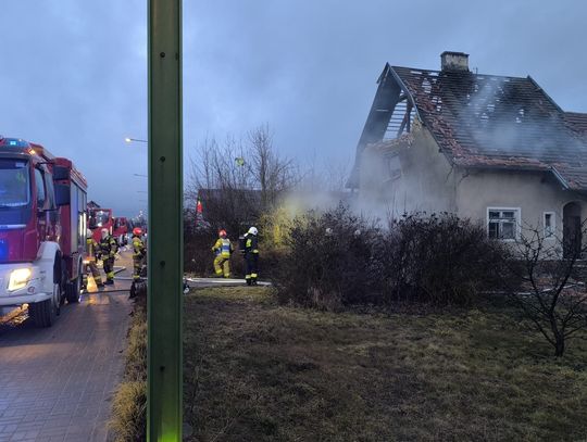 Wybuch i pożar w domu jednorodzinnym. Mężczyzna z obrażeniami