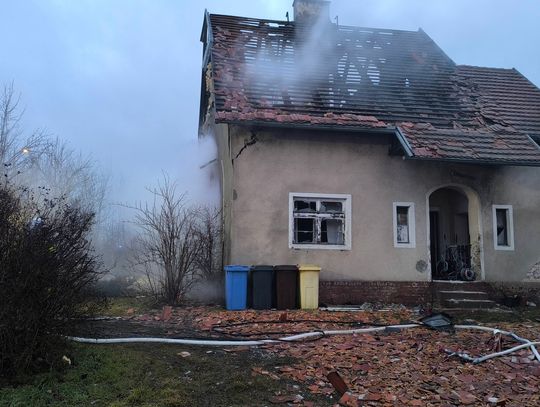 Wybuch w domu w Owczarach. 14 zastępów walczyło z pożarem