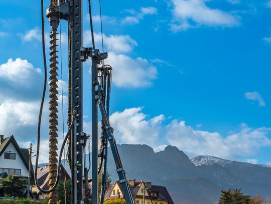 Wykonywanie fundamentów w sąsiedztwie istniejącej zabudowy