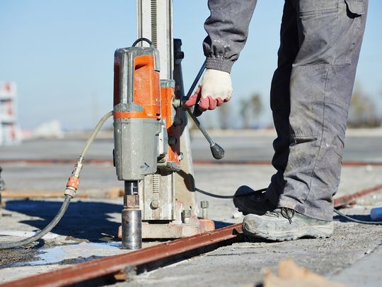 Wykonywanie otworów w betonie. Jak działają wiertnice koronowe?