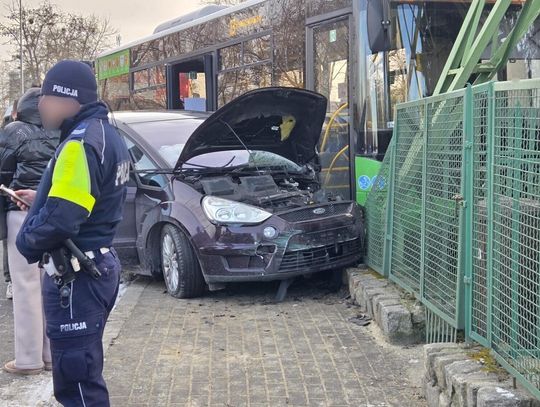 Osobówka zderzyła się z autobusem. Mogą być utrudnienia
