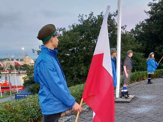 Z flagami i pochodniami na Westerplatte
