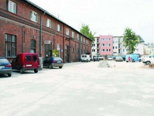 Z klatki pod samochody