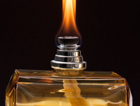 Z zazdrości rzucał płonącymi butelkami w budynek