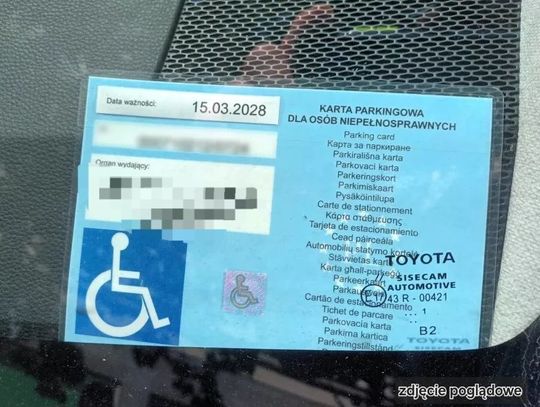 Zaparkowała tam, gdzie niepełnosprawni, a za szybę włożyła kartę... znajomej