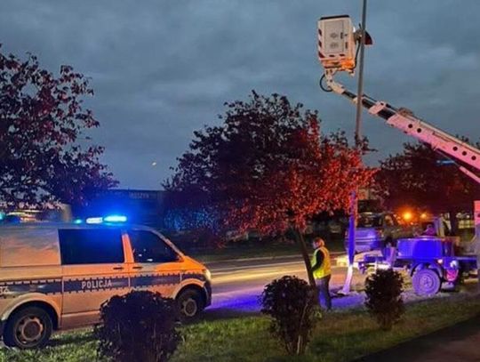 Zasnęła za kierownicą. Auto zjechało z drogi i uderzyło w przydrożną latarnię