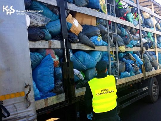 Zatrzymali transport 13 ton odpadów odzieży używanej