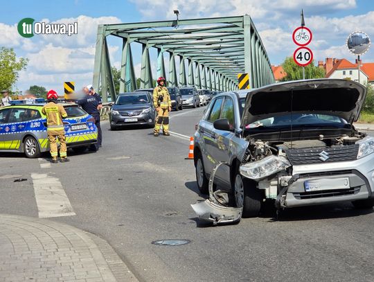 Zderzenie 3 aut przed mostem w Oławie. Robi się korek!