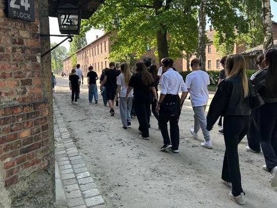 "Żeby nie zapomnieć" - uczniowie z Oławy w Miejscu Pamięci Auschwitz-Birkenau