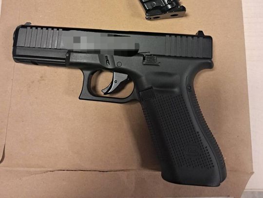 Zgłosił, że po klatce schodowej chodzi mężczyzna z bronią