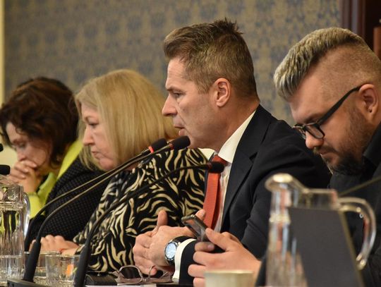 Zieliński: - To bardzo mało ambitny budżet. Brezdeń: - Jest ostrożny i powinien taki być...