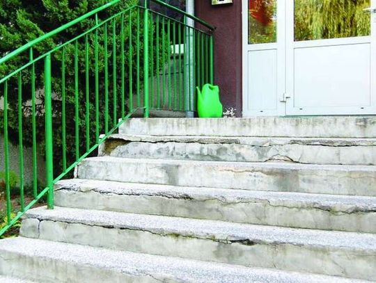 Zniszczone schody do przedszkola
