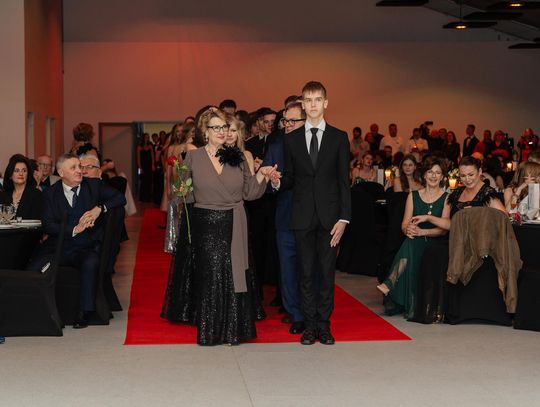 Zobacz 100 najlepszych zdjęć z tegorocznej studniówki CKZiU w Oławie (GALERIA)