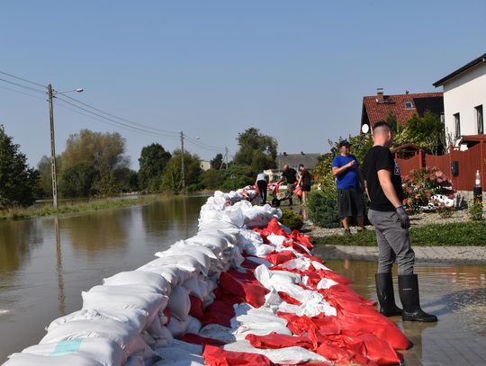 Żołnierze dezynfekują worki z piaskiem, drogi, ale też mieszkania