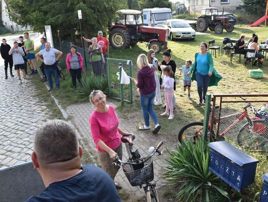 Zostali. Teraz są jak na wyspie, otoczeni wodą