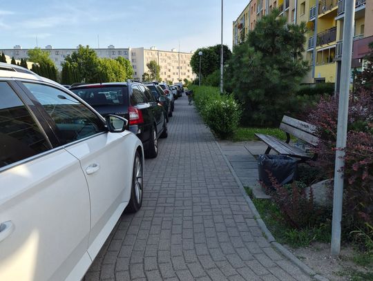 Zróbcie porządek z tym, przechodnie mają mieć 1.5 m, a tutaj na pewno nie ma
