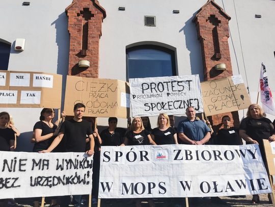 Związkowcy MOPS pikietą chcą zachęcić burmistrza do rozmów