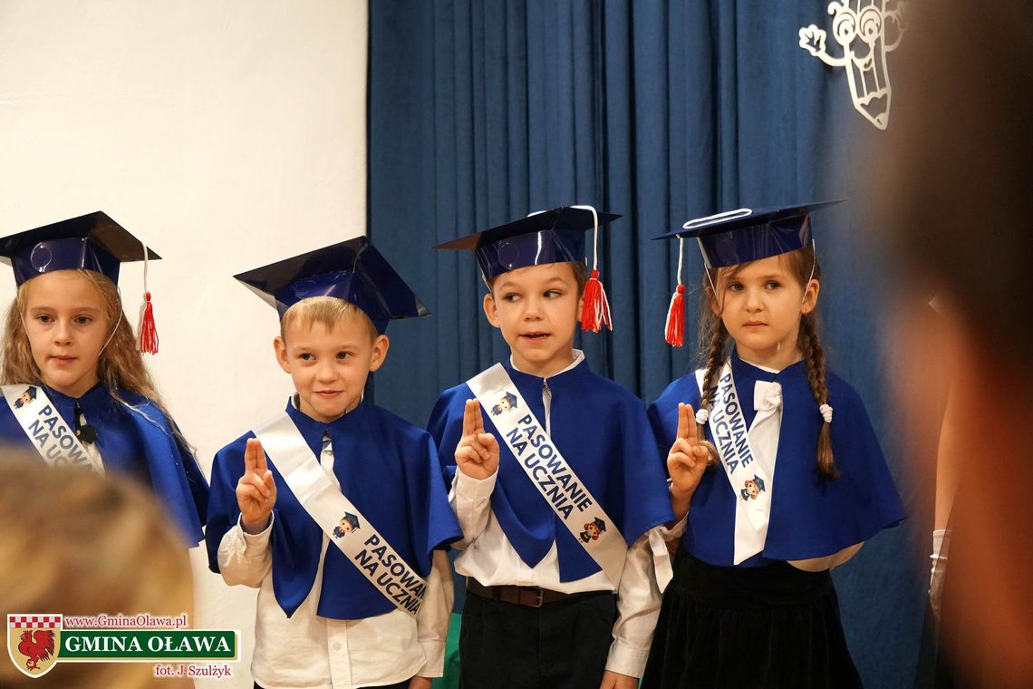 15 pierwszoklasistów po pasowaniu 15 pierwszoklasistów po pasowaniu