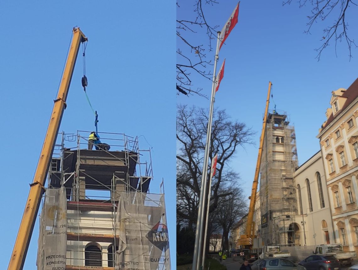 Krzyż z kapsułą czasu zamontowany